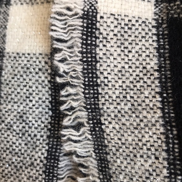 Lauren Ralph Lauren 100 % lambs wool black & cream plaid scarf with fringe trim - Picture 4 of 8